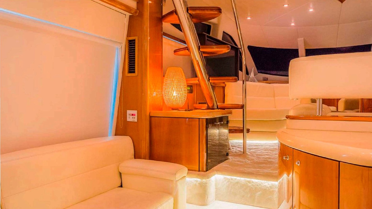 Арнеда яхты Sunseeker 64 с флайбриджем в Дубае, ОАЭ